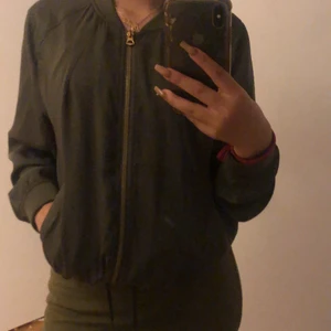 Sommar jacka - En tun härlig sommar jacka nu till sommaren. En gammal modell ger lite 2000-tal vibes 