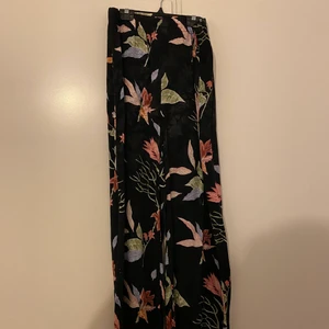 Blommiga byxor  - Sköna blommiga fina byxor från Turkiet i storlek 40. Använd ett par gånger och är i god skick. 💜🖤💗