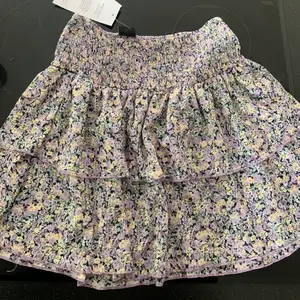 Säljer denna skit snygga kjol från gina tricot, den är helt oanvänd och den har lappen kvar❤️ Den är i strl S