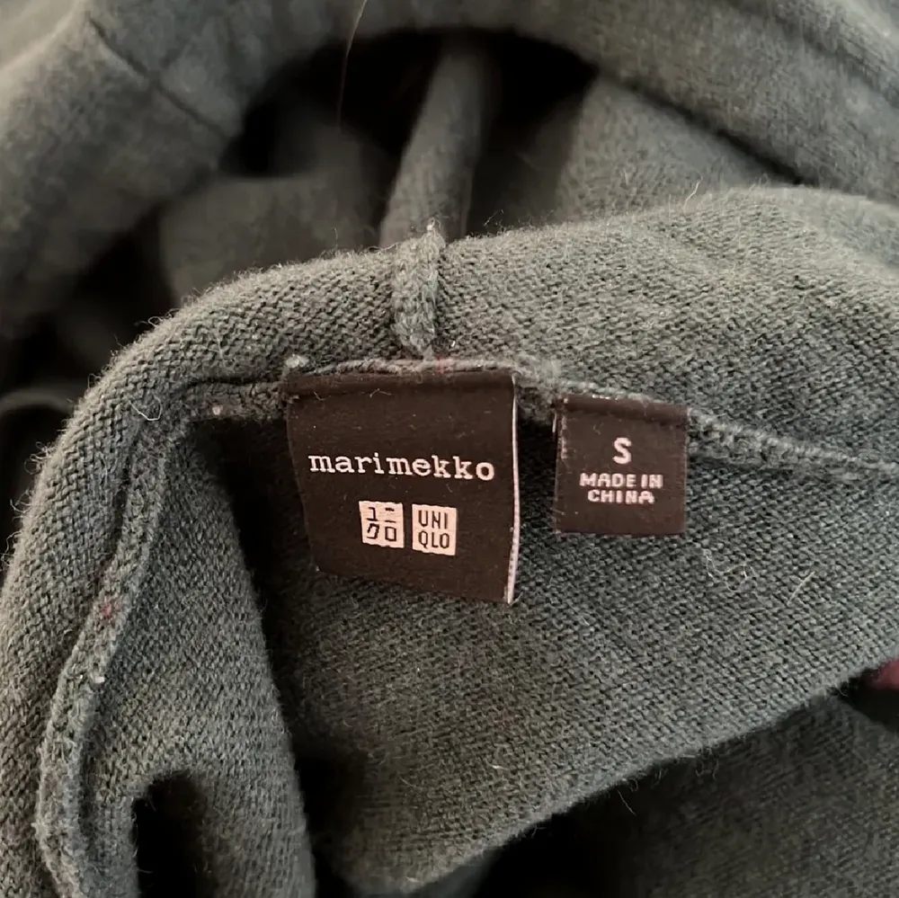 Säljer denna superfina stickade hoodie med 10% cashmere. . Tröjor & Koftor.