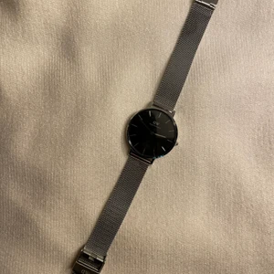 Daniel Wellington klocka - Grå/svart Daniel Wellington klocka! Säljes nu pågrund utav att den inte används☺️Är i nyskick! Bara att höra av sig för mer bilder!