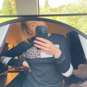 Tröja med leopard  - Jätte fin tröja i leopard, strl M mer som zs/S