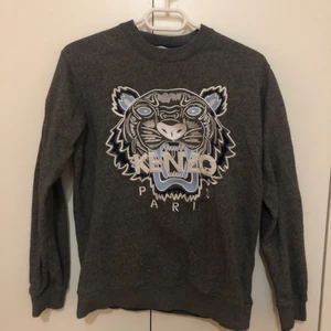 Kenzo tröja - Mörkgrå - Köpte den för 1 år sedan den var för liten och nu tar den bara plats i garderoben. Skick 10/10. Använd få tal gånger. Den passar dig som är 175cm och under