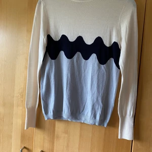 Marimekko x Uniqlo - Skitfin stickad tröja. Marimekko x Uniqlo i storlek M. 