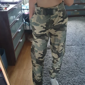 Gröna byxorr -  Ett par skit snygga militär byxor som jag har tyvärr växt ifrån💓💓. Dom är highwaisted och skit bra längd för mig som är 157,5cm😍
