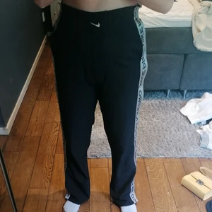 Nike popper pants - Väldigt coola popper pants från Nike! Köpta på plick för ett tag sen, men använda väldigt sällan. Väldigt sköna och funker precis lika bra som vid träning som till vardags.