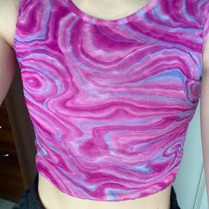 Crop top - Mönstrad crop top i barnstorlek som jag har klippt av ärmarna på