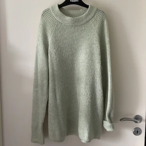 Pastellgrön stickad tröja - Oversized stickad tröja i ljus pastellgrön färg!  Väldigt mjuk och bekvämt material, stor i storleken. säljer pga inte min stil💕 OBS! Köpare står för frakt!💝