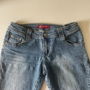 Lågmidjade jeans - Jättefina Lågmidjade jeans i fint skick. Tycker inte storleken stämmer då de passar mig i midjan som är W26 samt som de är väldigt korta, passar någon som är runt 160. Enda defekten är att ena knappen på fickan har försvunnit💓