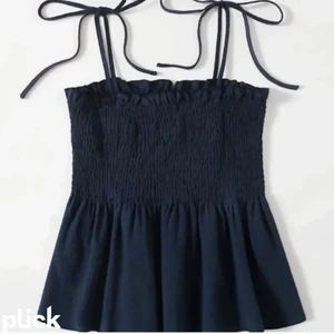 Söt topp - Säljer denna söta topp från shein, storlek S jag säljer för 80+ frakt (45) priset kan diskuteras.