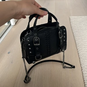 Zara väska  - Slutsåld väska från zara (sista bilden är från Zaras hemsida), köptes för 399kr, använts fåtal gånger, väldigt bra skick!