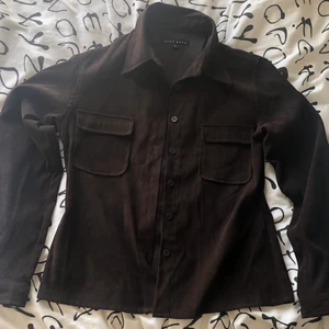  Brun Skjorta - En jättefin mjuk skjorta i färgen mörkbrun. Den är i bra skick, jag köpte denna från en secondhand butik men efter det har jag användt den ungefär 2/3 gånger. Den är i storlek 38 men skulle nog också gå bra som 36💓