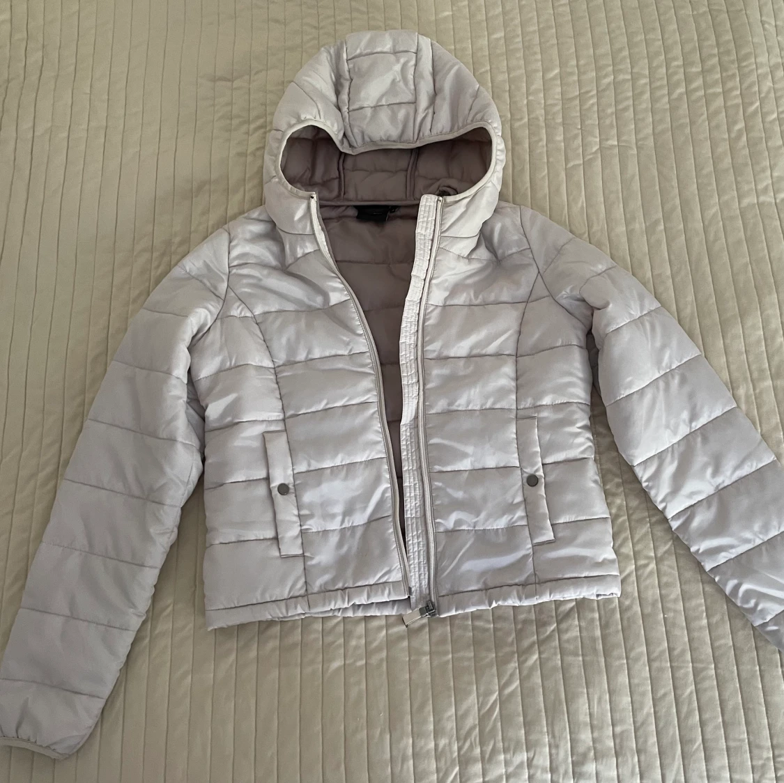 Beige tunn pufferjacka 
