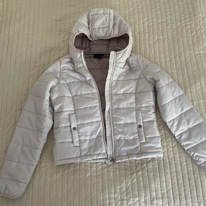 Beige tunn pufferjacka  - Säljer min tunna beiga pufferjacka i storlek XS från VERO MODA ✨🤎 Säljer den för 110kr + frakt; kan även mötas upp i Örebro 💕 Dm för mer info/bilder ☺️