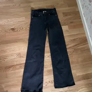 Snygga lågmidjade vida jeans från ”I dig denim” i en svart grå färg😊 Använt mycket men är fortfarande i bra skick🤗 Detta är storlek 164 och köptes för 600 kr och säljs nu för 300💕