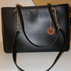 DKNY väska  - Jag säljer min DKNY väska för 1500 kr! Den är som ny😍knappt använt! Finns i Göteborg men kan även fraktas! 