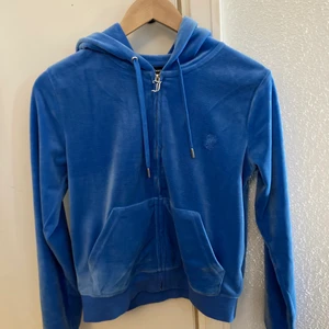Juicy Couture hoodie Regatta  - Juicy Couture hoodie i färgen Regatta storlek M, använd få gånger, har kvitto