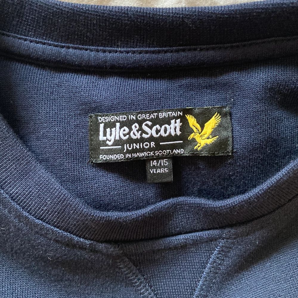 Sweatshirt köpt på kids brandstore i märket lyle&scott. Strl 14/15 år.❤️. Huvtröjor & Träningströjor.