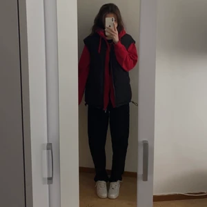 Svart väst  - En svart väst från H&M i strl XS, den är mer som en M eller L, den är stor i modellen. Använd ca 2-4 gånger så den har inte kommit till någon användning… Den är i helt nytt skick och bra material (inga fläckar, hål osv). 