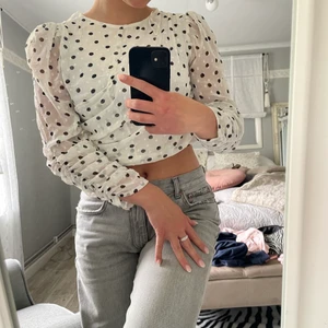 Söt topp - Jätte fin vit prickig topp ifrån Lindex! Storlek xs men passar s. Använd en gång🌸 