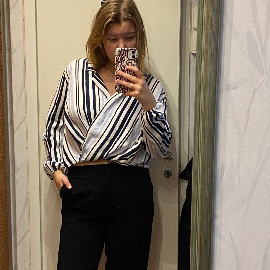 Blå och vit randig blus med urringning - 90