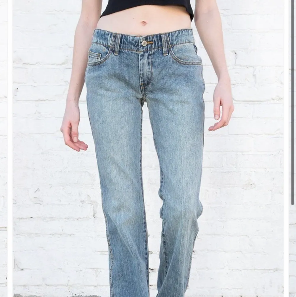 Säljer dessa as snygga brandy melville jeansen❤️ aldrig använda och bara testade, prislappen sitter kvar. Modellen heter ”eleanor jeans”.  (Andra bilden är lånad). Jeans & Byxor.
