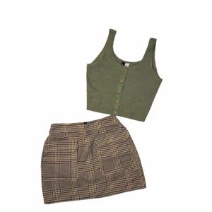 Mini kjol och top  - Kjolen för 50kr  Toppen för 40kr  Eller båda för 80kr  ✨✨✨✨✨✨