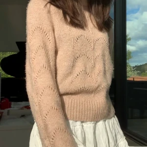 Ginatricot tröja  - Säljer denna så mysiga stickade tjocktröja ifrån Ginatricot💕 Färgen är ljusbrun. Den funkar jättefint till sommaren över t ex en kjol när det är lite svalare. Skick: använd, samt nopprig (därav det låga priset)🥰