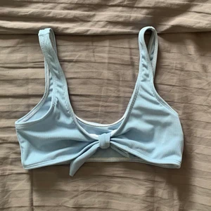 Ljusblå bikiniöverdel - Säljer en ljusblå ribbad bikniöverdel. Man kan ha den både knuten som första bilden och utan som den andra bilden. Den är i storlek S