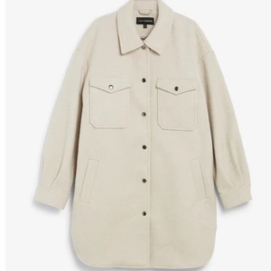 Kappa - En fin kappa till hösten❤️ tyvärr kunde jag inte bild på modell för det verkar vara slut på denna bruna färgen men det är samma  plagg på första bilden jag köpte den för 800kr säljer för 700kr kan tänka om på priset!