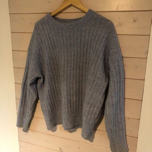 Bikbok stickad tröja - Jättefin ljusblå stickad tröja från Bik Bok i storlek M som tyvärr inte kommer till användning. Originalpris 399 kr (Ser mer grå ut på bilden än vad den är). Säljer för 100 kr + frakt 59❤️