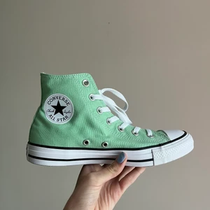 Gröna Converse - Säljer mina superfina ljusgröna converse som är i nyskick💚 Endast använda en gång. Skriv om ni är intresserade eller har frågor😇