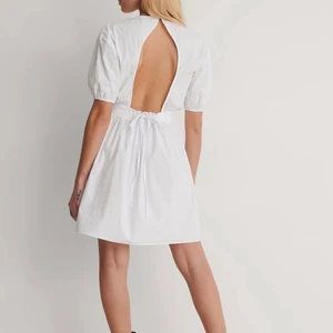 Studentklänning  - Jätte fin klänning till studenten, säljs då jag har valt att ha en annan, väldigt  fin och man kan justera hur hårt man vill ha den runt midjan, perfekt i längden och inte för kort🥰 helt oanvänd med lapparna kvar