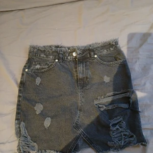 Jeanskjol - Säljer denna fina jeans-kjolen i fint skick! Köparen står för frakten!