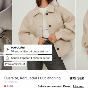 Vårjacka  - Säljer nu en vårjacka från NAKD. Hittar den inte längre på hemsidan, men liknar den trendiga jackan på första bilden förutom att den är rosa och har helfärgade knappar🥰. Nypris runt 700-800kr men säljer för 300kr💗. Den är i storlek 36 (S) men passar även mig som brukar ha 34 (XS). Skriv för fler bilder eller om ni har frågor!