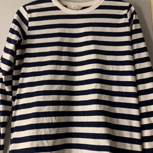 Lång ärmad tröja - En vit o blå lång ärmad tröja från hm. Aldrig använd. Storlek S men passar även XS.