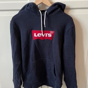 Levis hoodie  - Säljer en levis hoodie ny pris 500kr storlek S säljer den för 40