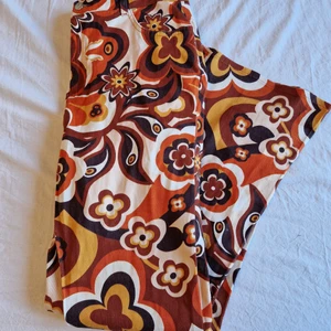 Retro byxor - Så fina byxor som tyvärr är för korta för mig. Storlek M u stretchigt material. 