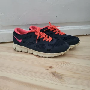 Skor Nike - Gympaskor från Nike storlek 38, använd ett par fåtal gånger.