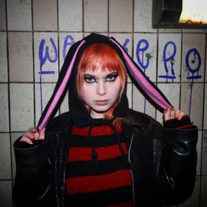 Luva/mössa med kaninöron - Knytbar luva med kaninöron, omsydd av en luvtröja. Medel I storleken 🐰🖤☠