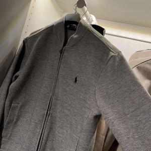 Ralph Lauren tjocktröja - Använd 2 gånger, köpt på Zalando för 1499kr nypris. Säljer pga inte min stil längre. Storleken är M men passar även L. För frågor skriv gärna!