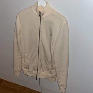 En zip tröja får märket Farah och är i färgen cream och är i stl xxs använd några gånger men ser helt ny ut. Ny pris 879kr