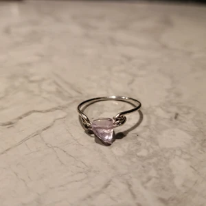 Ametist ring silver - Silverpläterad handgjord ring med ädelsten Ametist.   Jättefin i storlek 7  Se gärna mina smycken på instagram: sannas_hantverk  Lycka till