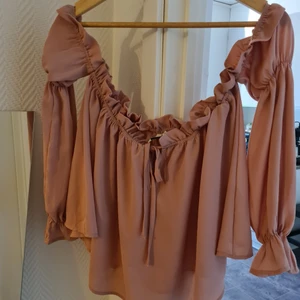 NLY  trend topp - En super söt topp med öppna axlar.