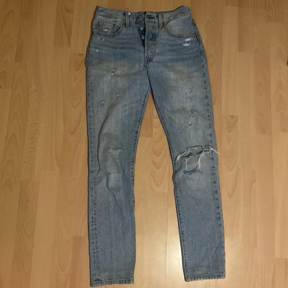 (Första bilden lånad) Säljer dessa svinsnygga Levis jeans som tyvärr är för små för mig😩 De är i strl 27/32. Mid/low waisted och sitter straight. Hör av er vid frågor eller mer bilder!😊 Om det är flera som är intresserade så blir det budgivning!. Jeans & Byxor.