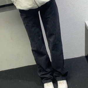Jeans  - Säljer dessa jeans då dom inte längre kommer till användning, inga defekter. Köpta för 599 kr💕