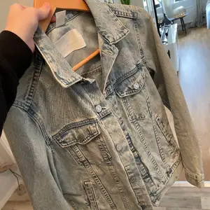 Säljer denna super fina jeans jacka som tyvärr inte kommer till användning. 