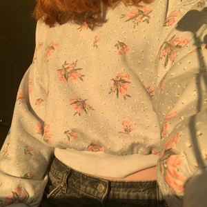 Blå sweatshirt med blommor - Såå gullig. Jättebra skick men tyvärr inte min stil längre💙💙 sista bilden visar färgen