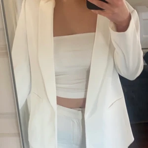 Vit kavaj - Säljer denna vita kavaj/blazer i storlek 40! Inga deffekter endast testat! Skit fin till sommaren. Köpte för 300kr på h&m men säljer för 150! Vill ha sålda snabbt hör av er vid intresse eller frågor