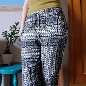 Mönstrade byxor - Bekväma och luftiga tygbyxor med ett svartvitt bohemiskt mönster.